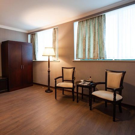 Отель Ramada By Wyndham Баку Экстерьер фото A room at the hotel