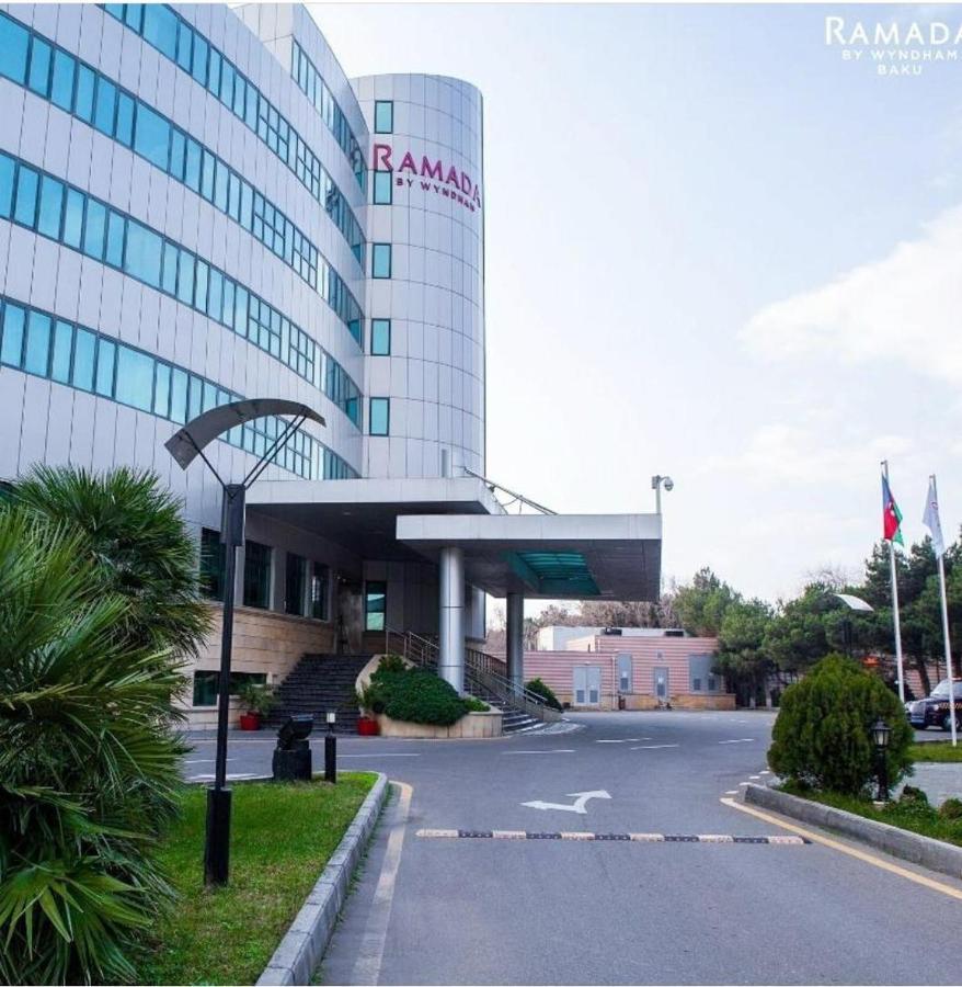 Отель Ramada By Wyndham Баку Экстерьер фото Entrance of the hotel