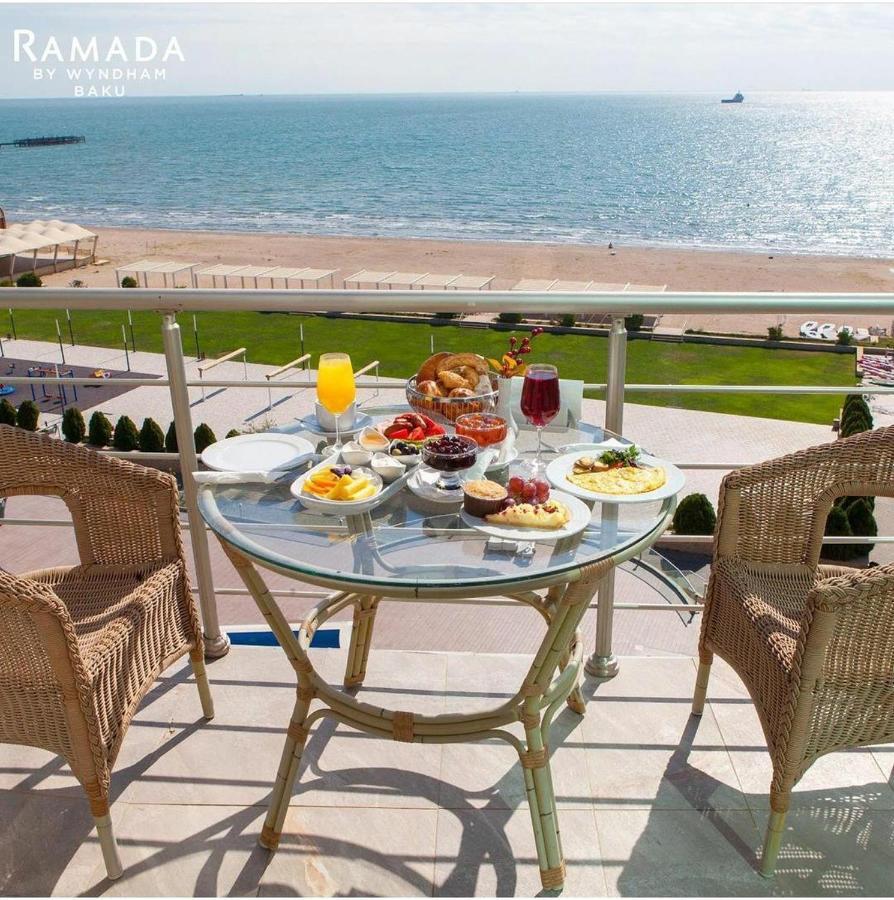 Отель Ramada By Wyndham Баку Экстерьер фото A breakfast table