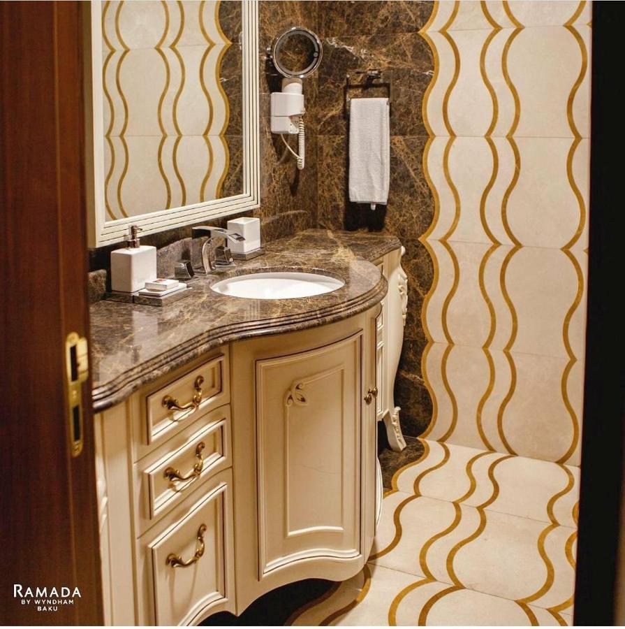 Отель Ramada By Wyndham Баку Экстерьер фото Bathroom