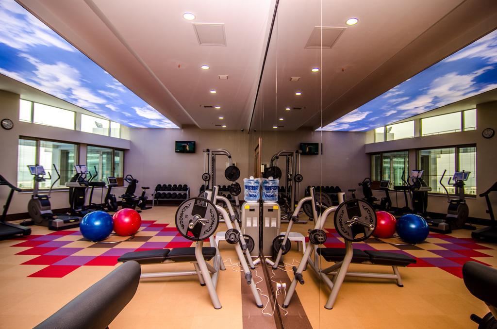 Отель Ramada By Wyndham Баку Экстерьер фото The gym at the hotel