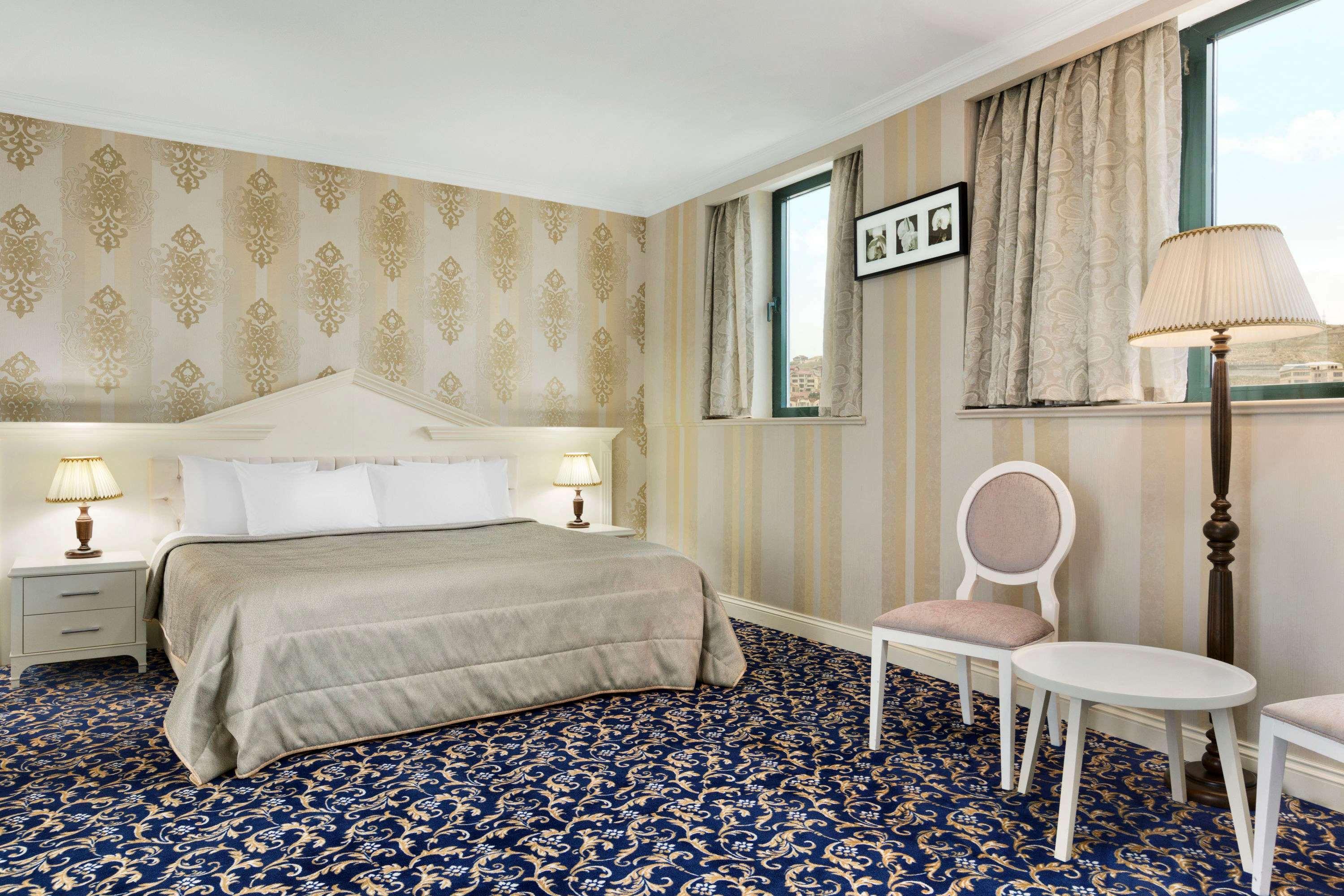 Отель Ramada By Wyndham Баку Экстерьер фото A room at the hotel