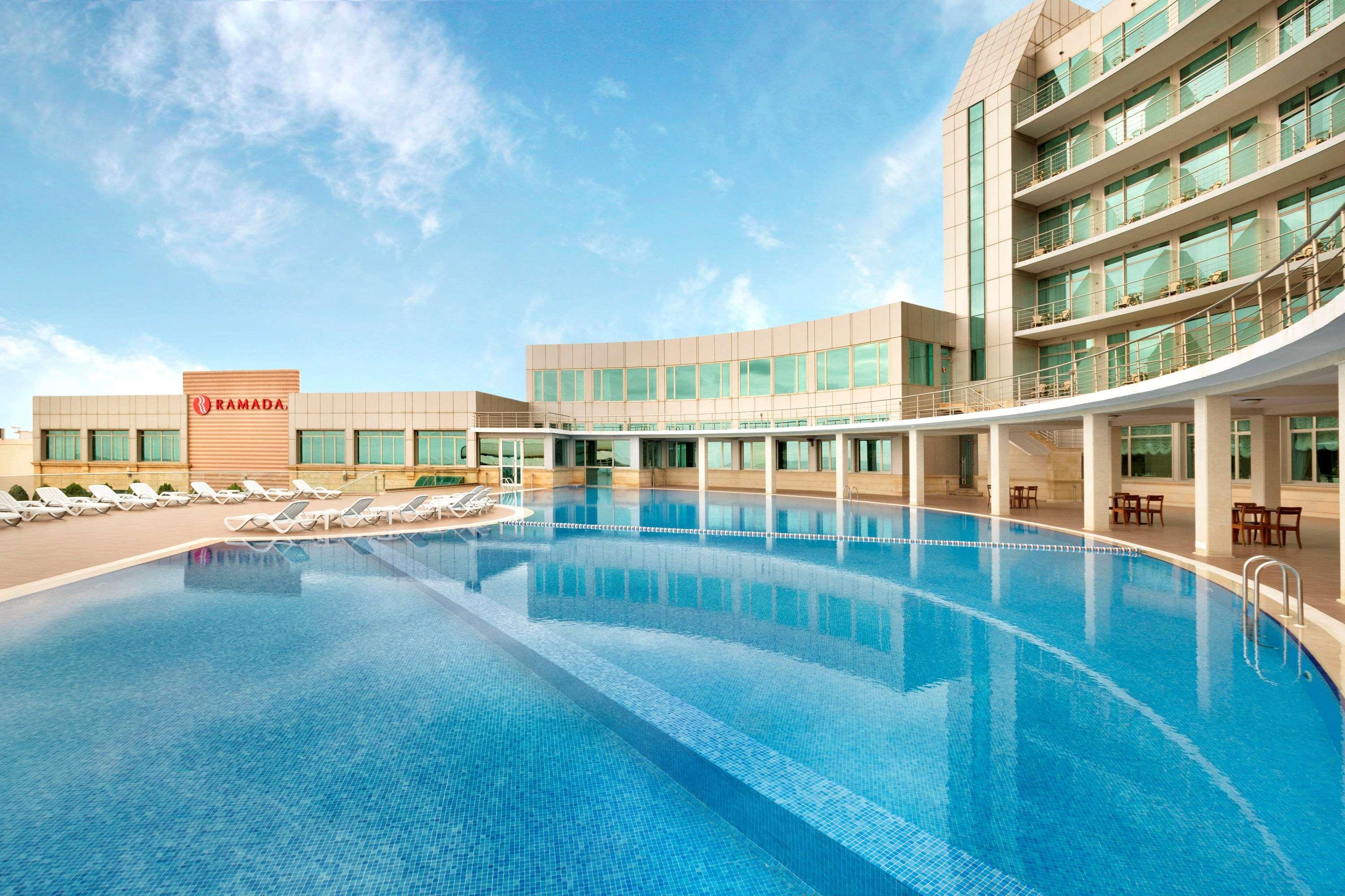 Отель Ramada By Wyndham Баку Экстерьер фото The pool at the hotel