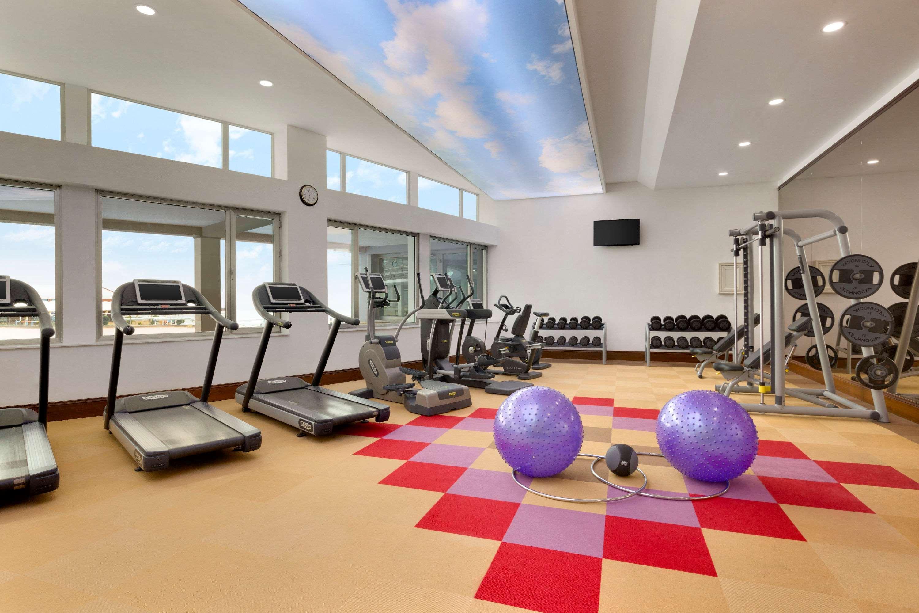 Отель Ramada By Wyndham Баку Экстерьер фото The gym at the hotel