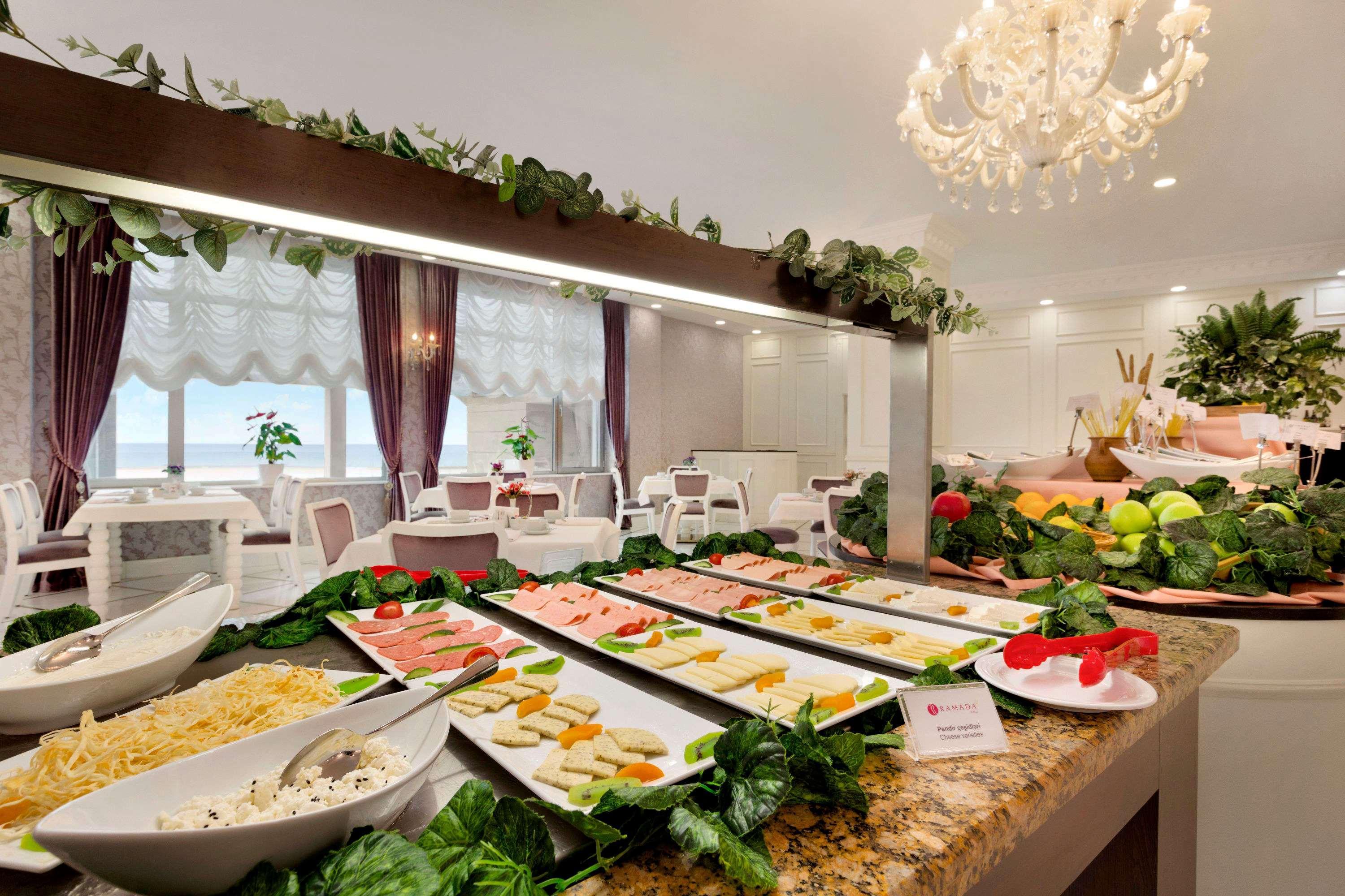 Отель Ramada By Wyndham Баку Экстерьер фото A buffet at a restaurant