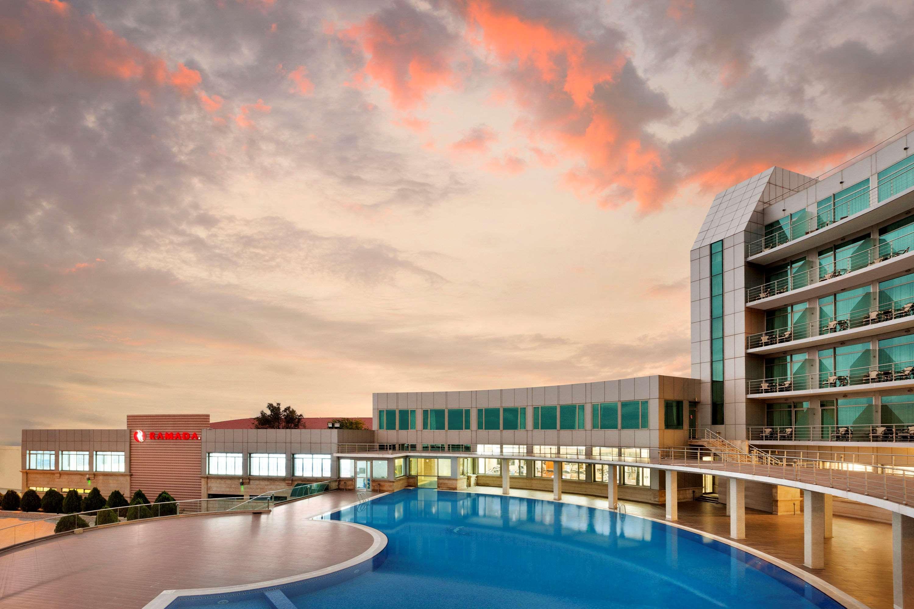 Отель Ramada By Wyndham Баку Экстерьер фото The hotel's pool