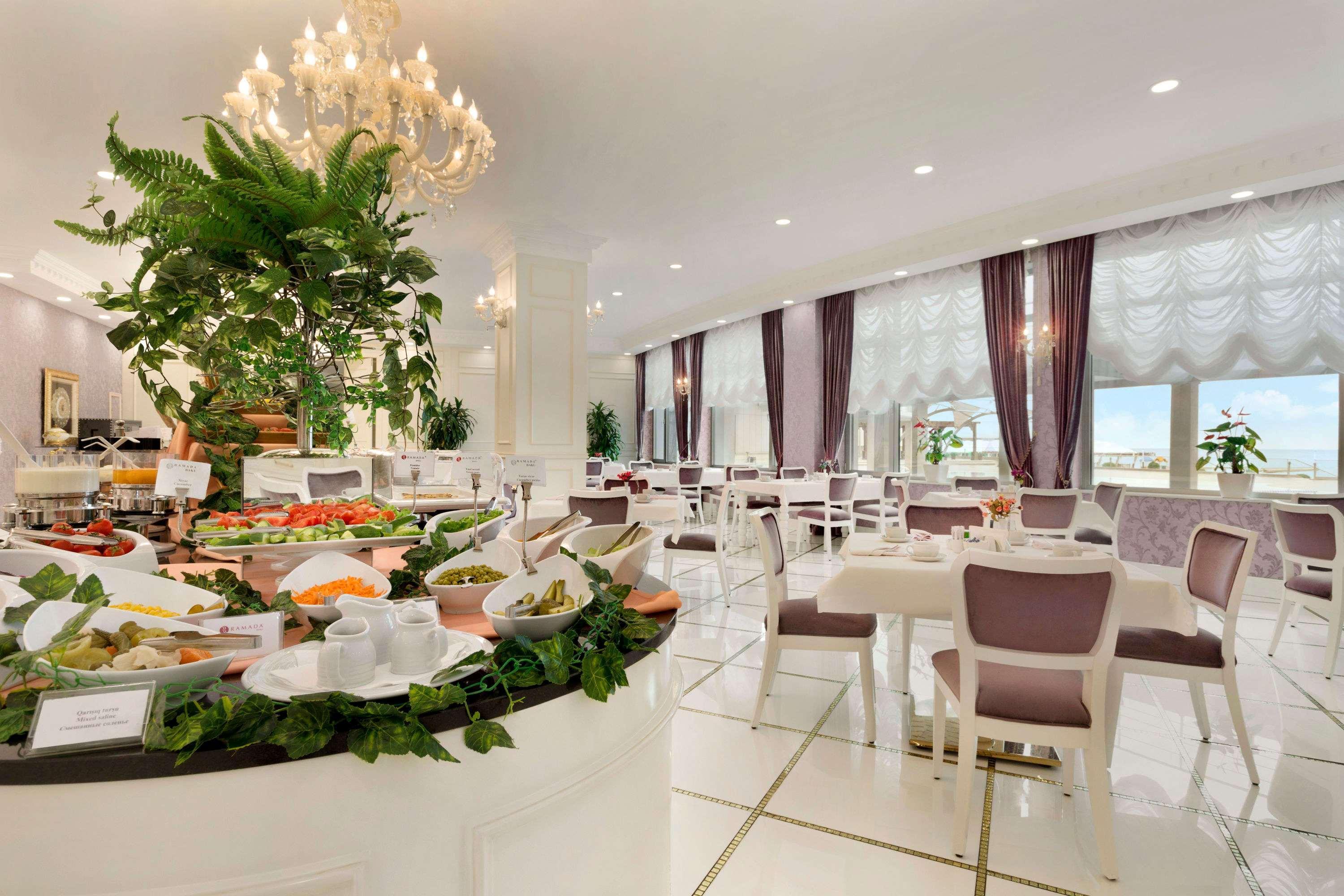 Отель Ramada By Wyndham Баку Экстерьер фото The restaurant