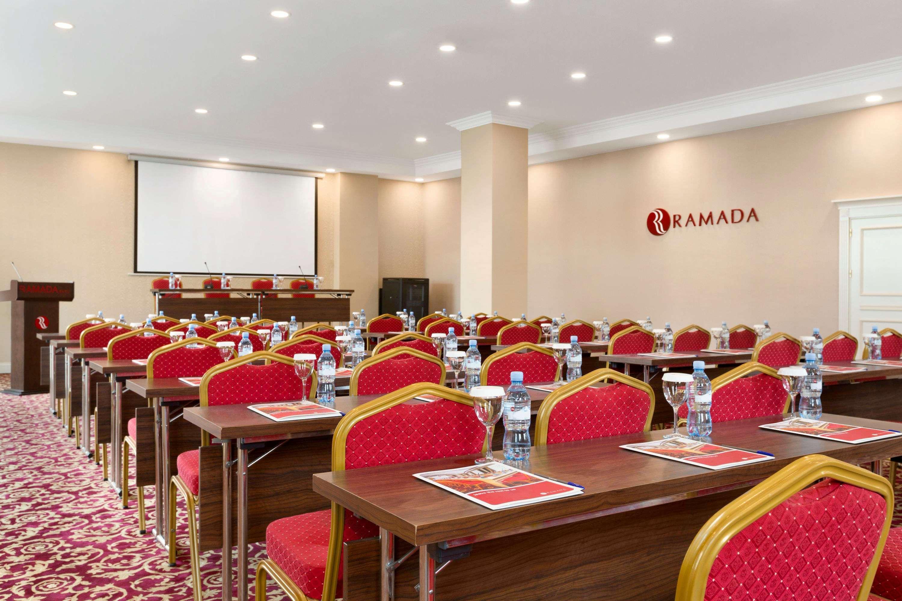 Отель Ramada By Wyndham Баку Экстерьер фото Meeting room