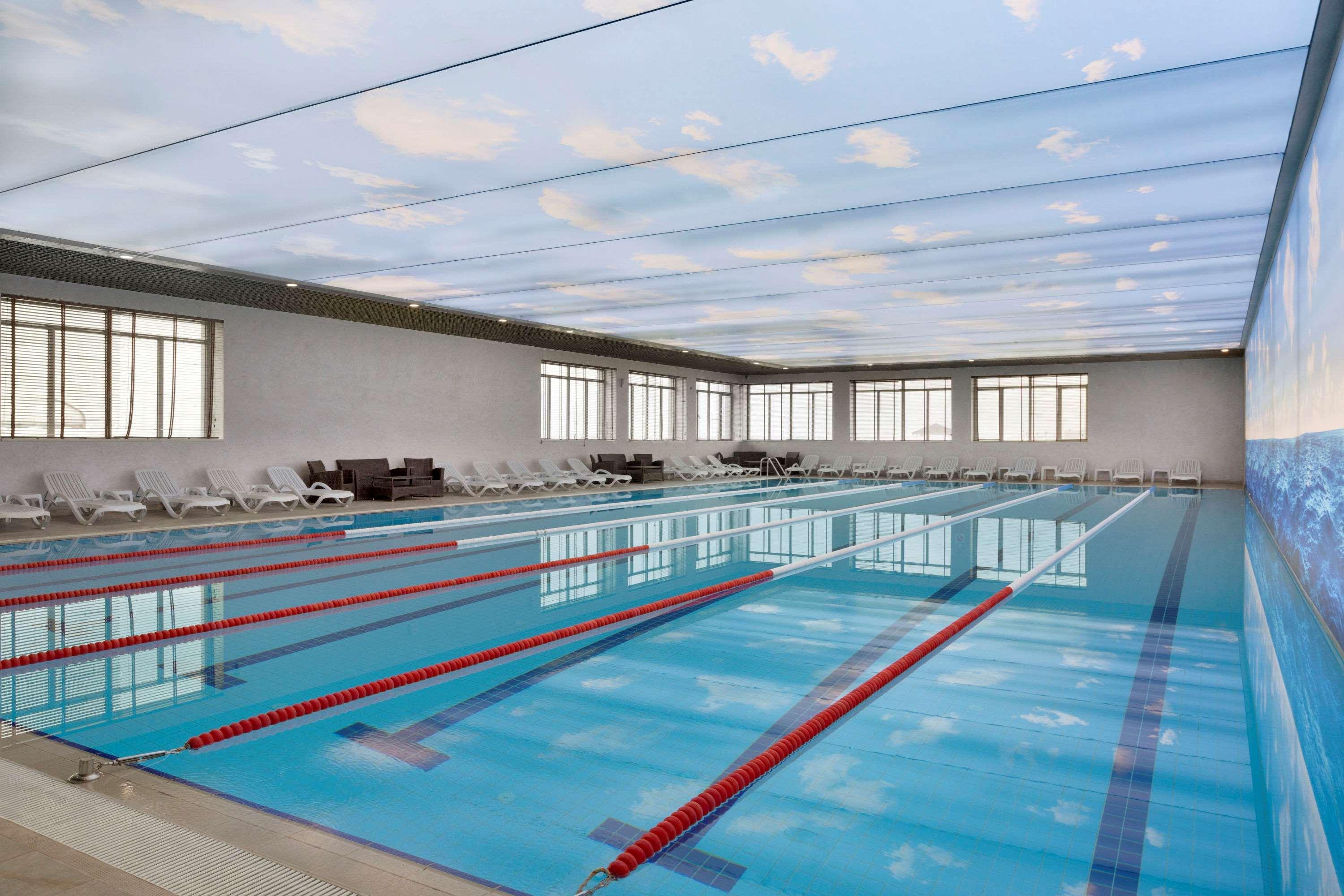 Отель Ramada By Wyndham Баку Экстерьер фото Swimming pool