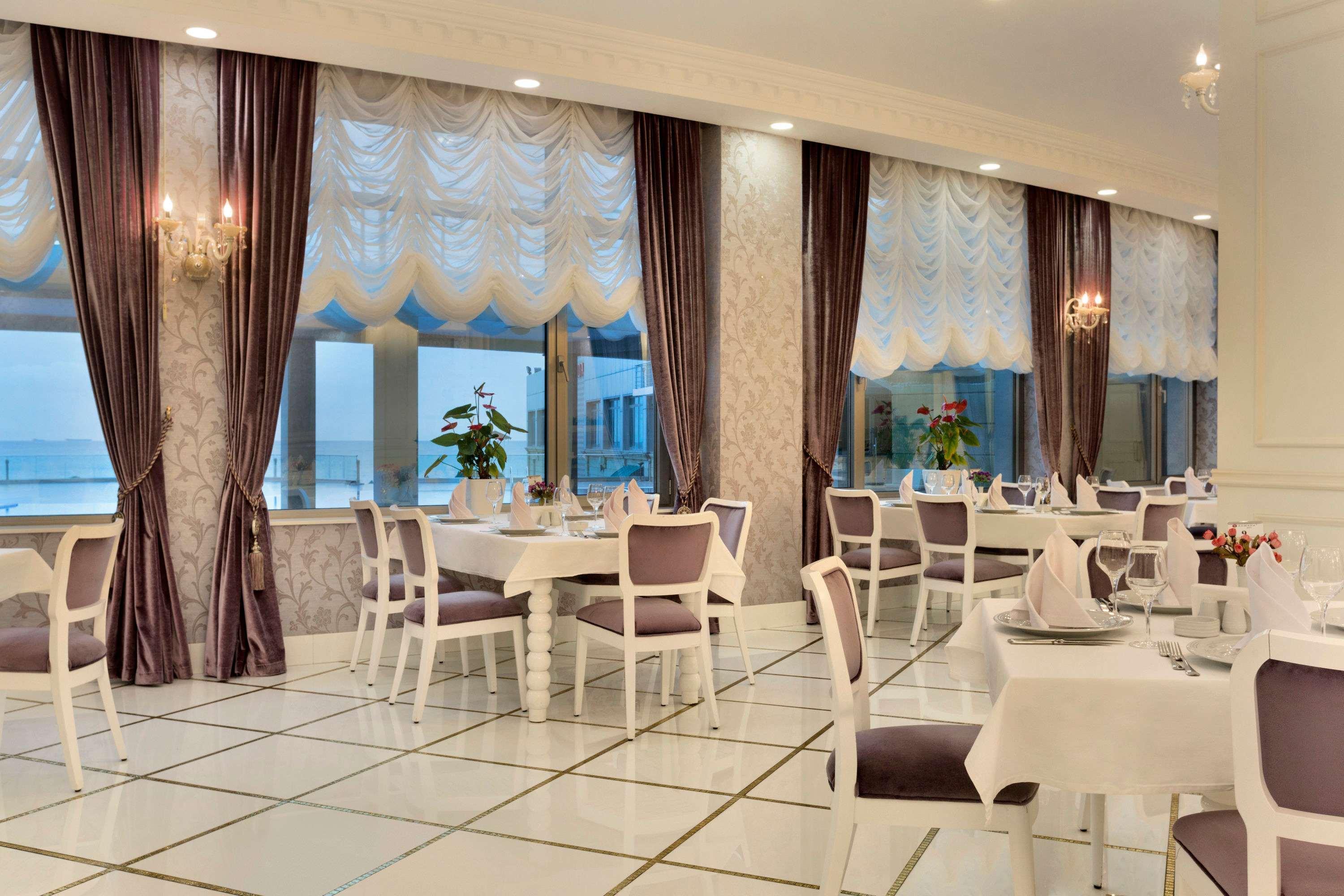 Отель Ramada By Wyndham Баку Экстерьер фото Restaurant