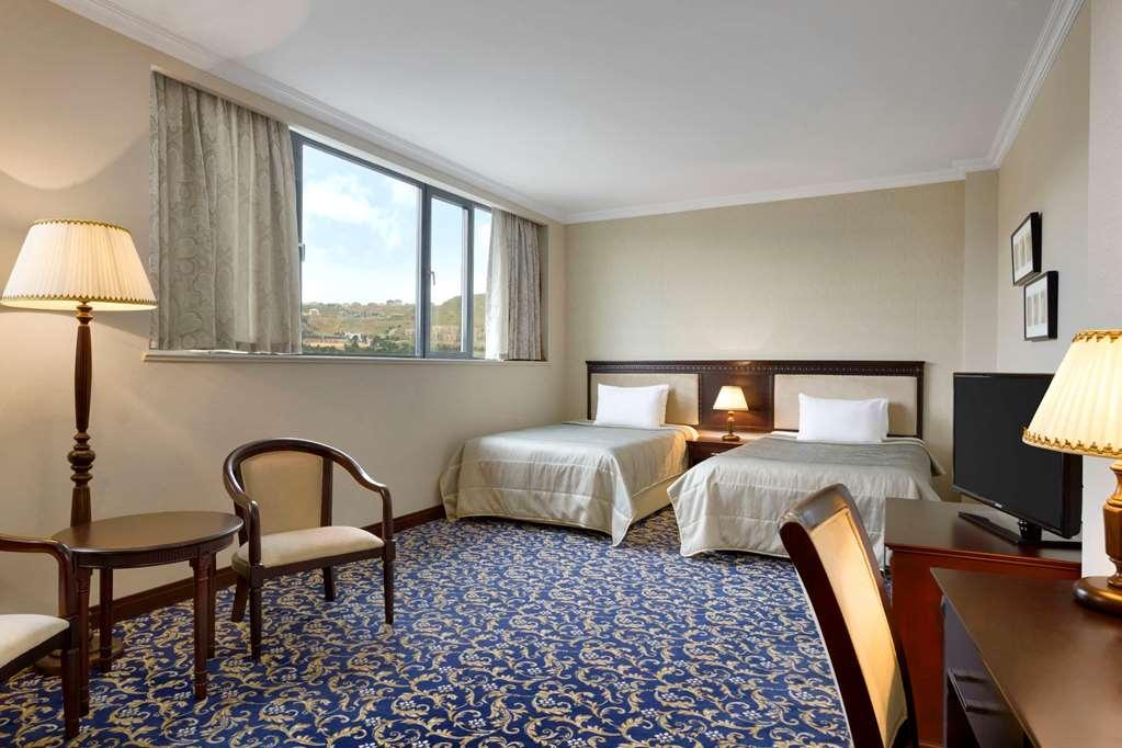 Отель Ramada By Wyndham Баку Номер фото