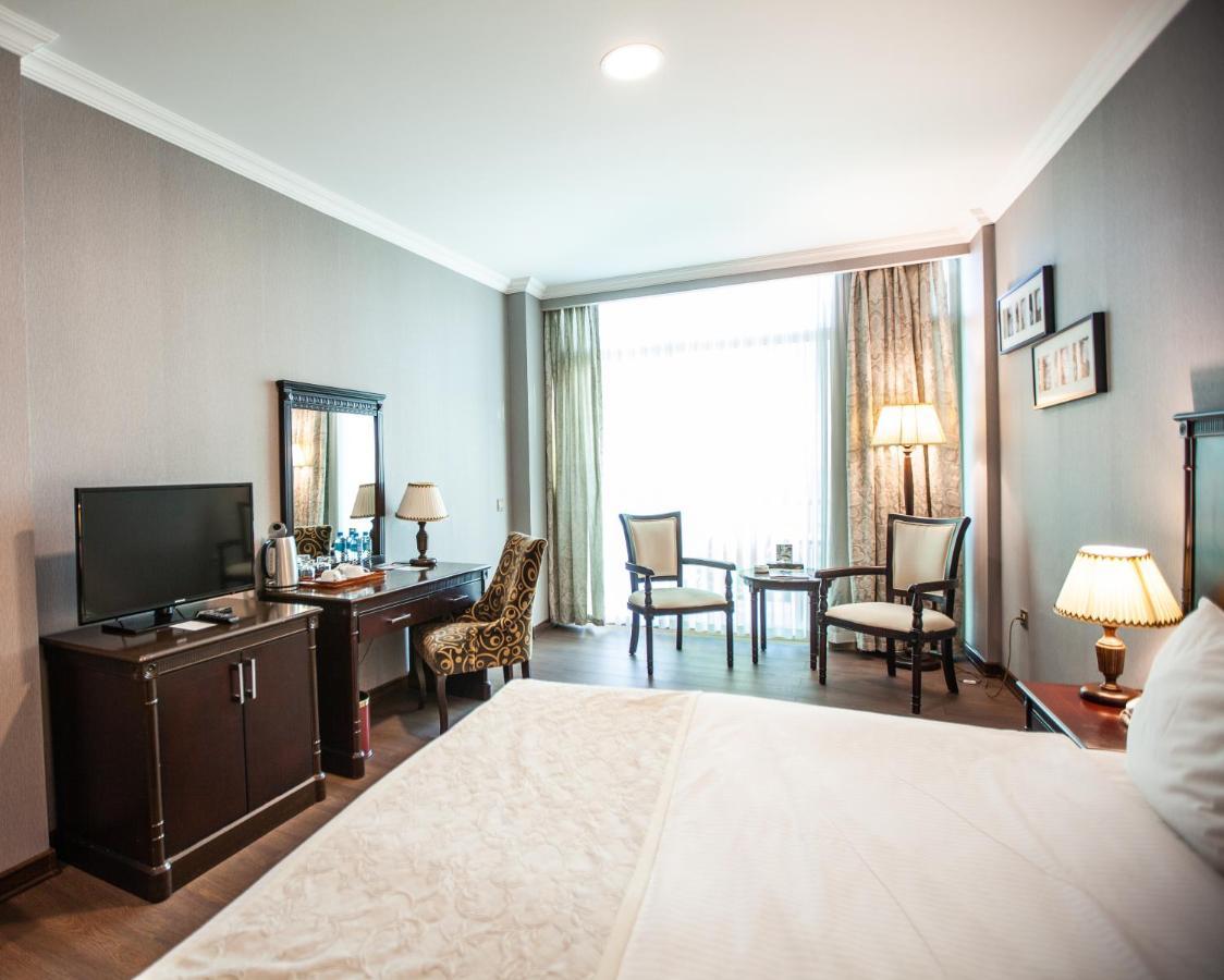 Отель Ramada By Wyndham Баку Экстерьер фото A room at the hotel