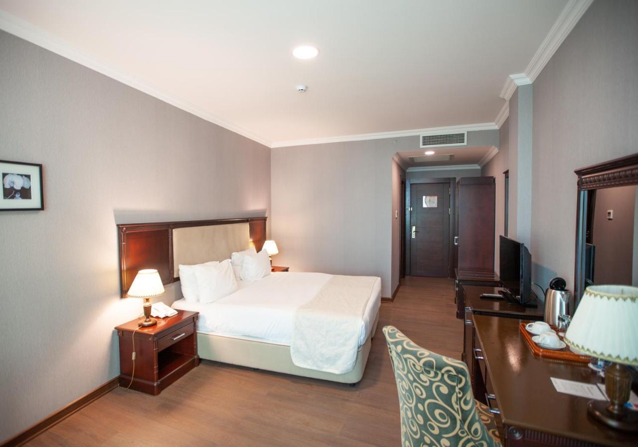 Отель Ramada By Wyndham Баку Экстерьер фото A room at the hotel
