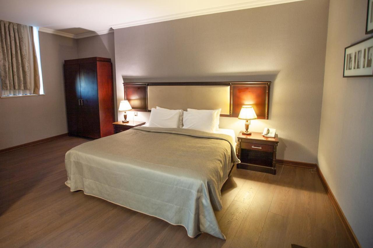 Отель Ramada By Wyndham Баку Экстерьер фото A bedroom at the hotel