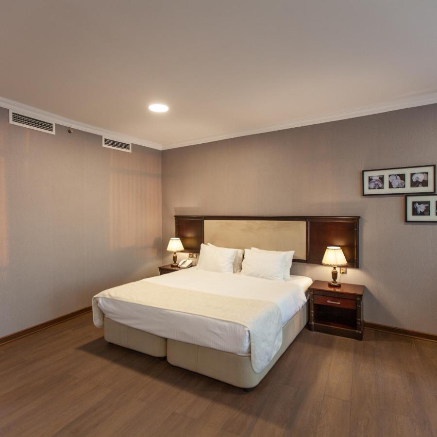 Отель Ramada By Wyndham Баку Экстерьер фото A bedroom at the hotel