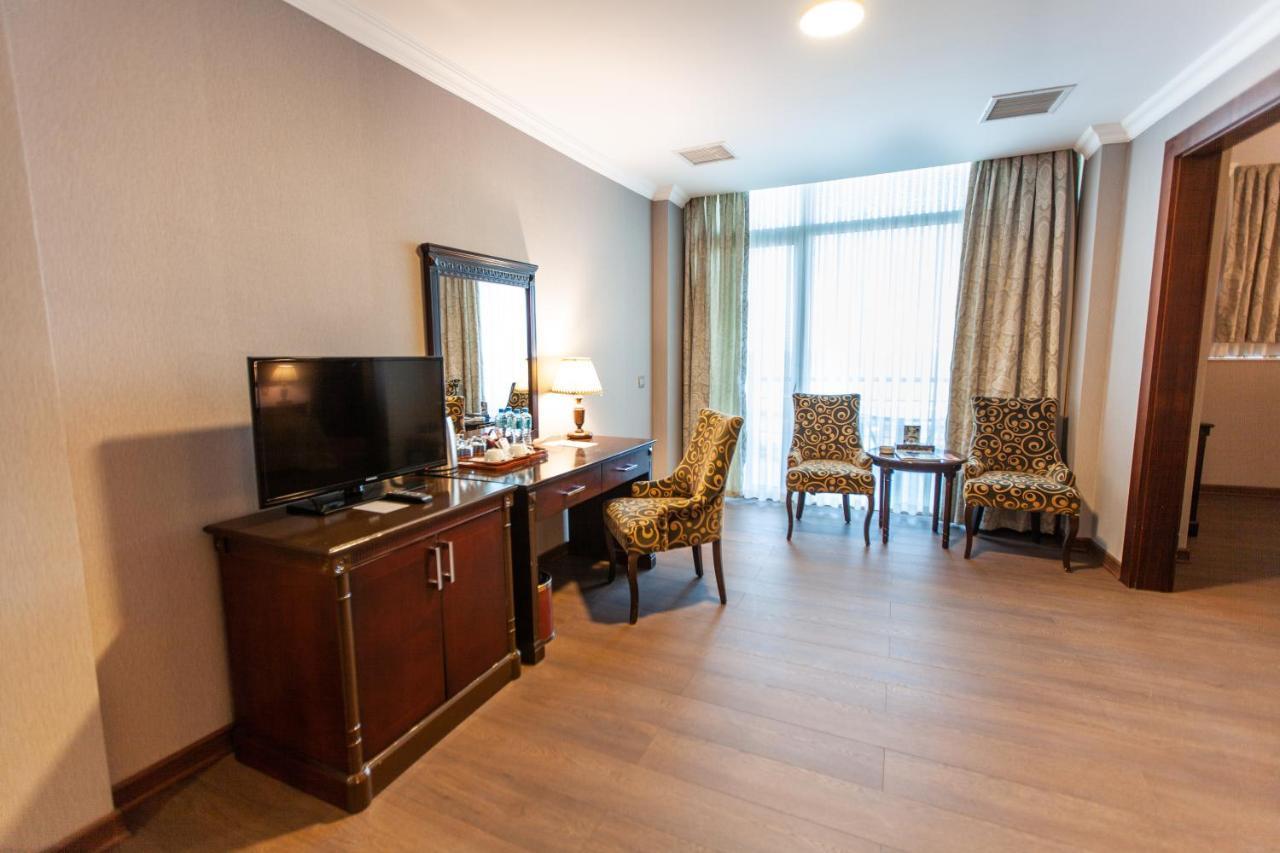 Отель Ramada By Wyndham Баку Экстерьер фото A room at the hotel