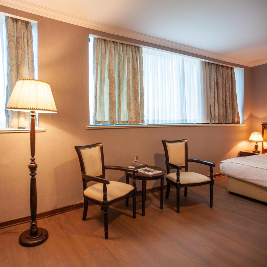 Отель Ramada By Wyndham Баку Экстерьер фото A room at the hotel