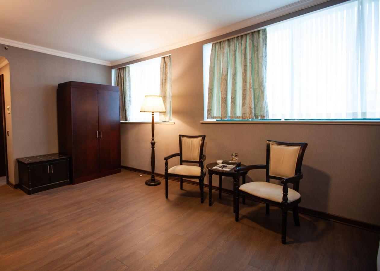 Отель Ramada By Wyndham Баку Экстерьер фото A room at the hotel