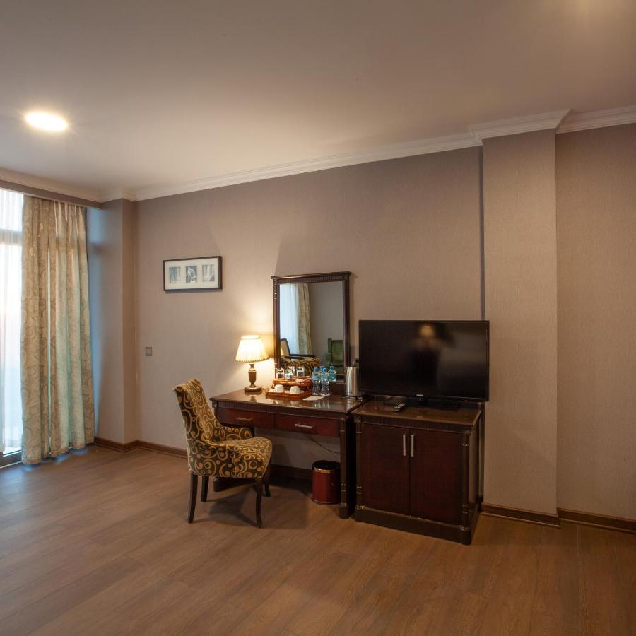 Отель Ramada By Wyndham Баку Экстерьер фото A room at the hotel