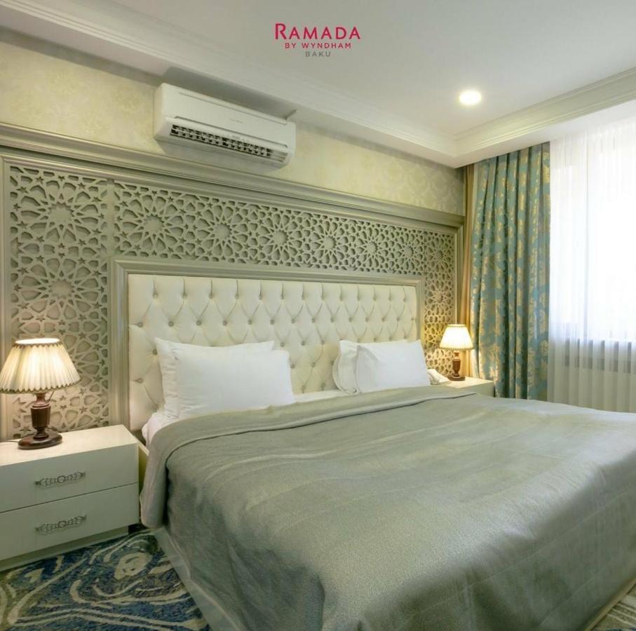 Отель Ramada By Wyndham Баку Экстерьер фото A bedroom in the hotel