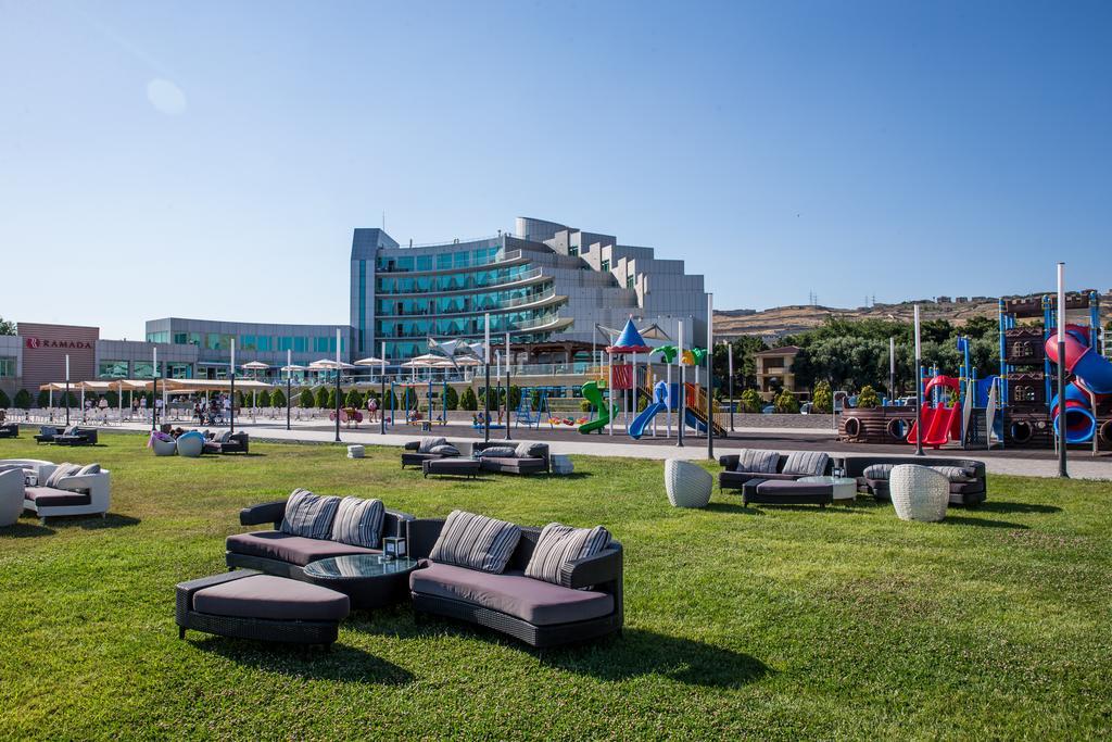 Отель Ramada By Wyndham Баку Экстерьер фото The campus of the University of Novi Sad