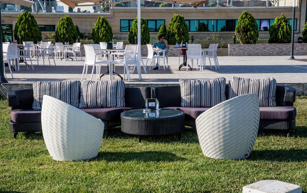Отель Ramada By Wyndham Баку Экстерьер фото The outdoor furniture