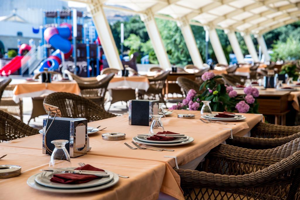 Отель Ramada By Wyndham Баку Экстерьер фото Restaurant