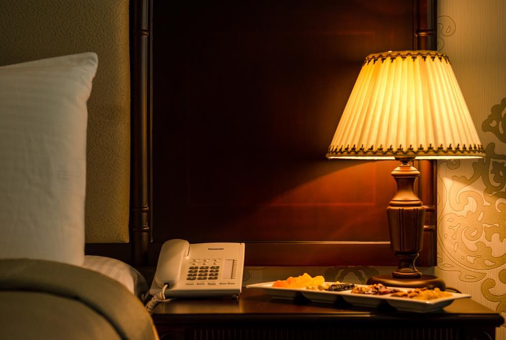 Отель Ramada By Wyndham Баку Номер фото A lampshade