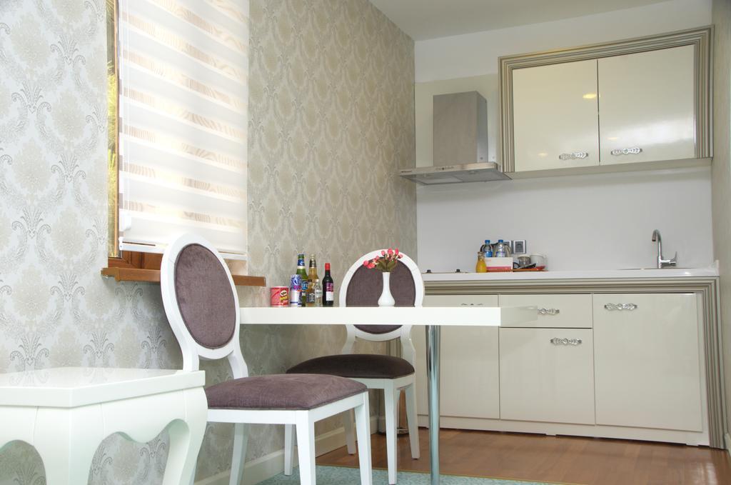 Отель Ramada By Wyndham Баку Номер фото A modern kitchen