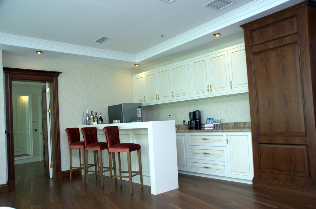 Отель Ramada By Wyndham Баку Номер фото A kitchen in a hotel