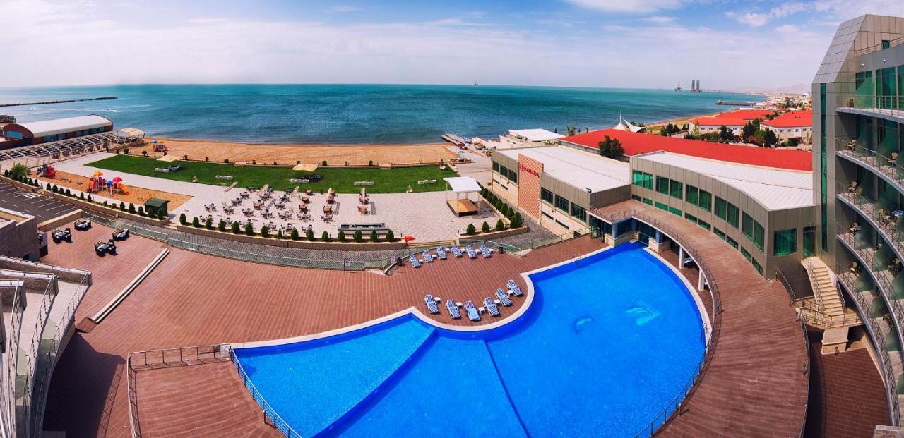 Отель Ramada By Wyndham Баку Экстерьер фото The hotel's pool